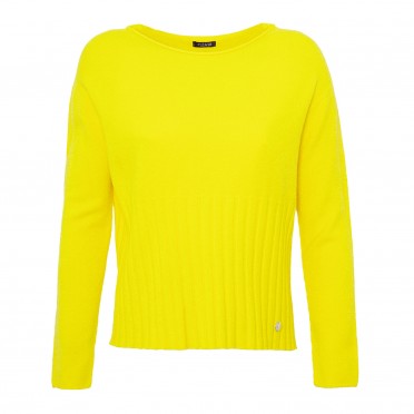 w sweater giallo